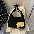 Schwarze Hobo-Schultertasche mit Waffelstruktur und gelbem Plüschstern-Anhänger - Waffelstruktur Stil / Schwarz