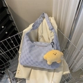 Hellblaue Shopper-Tasche mit Karomuster, Strick-Design und gelbem Mond-Anhänger - Kariertes Webdesign / Blau