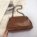 Cabas marron en cuir synthétique brillant avec logo doré et bandoulière chaîne - Marron