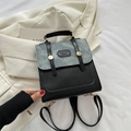 Modischer Rucksack aus schwarzem Kunstleder und blauem Denim mit goldenen Metallschnallen - Schwarz