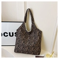 Detailansicht der großen Shopper-Tasche mit klassischem Leopardenmuster-Druck - Leopard Braun
