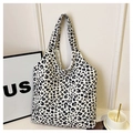 Detailansicht der geräumigen Canvas-Tragetasche mit schwarz-weißem Leopardenmuster - Leopard-Beige