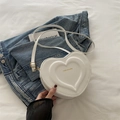 Chique witte hartvormige crossbodytas met reliëftextuur en gouden modebelettering - Wit
