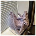Détail du sac fourre-tout matelassé violet avec coutures en cœur et nœud sur l'anse - Violet