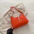 Borsa sottobraccio arancione minimalista con chiusura in metallo e tracolla a catena - Arancione