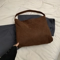 Minimalistische grote draagtas van donkerbruin mat suède met een brede schouderriem - Bruin