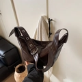 Große Retro-Schultertasche aus glänzendem braunem Kunstleder mit verstellbarem Gurt - Braun