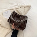 Dunkelbraune Handtasche aus Lackleder mit modischer Faltenstruktur und Silberkette - Havanna-Braun