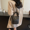 Borsa a secchiello classica in pelle nera con fibbia dorata da portare a spalla o a mano - Nero