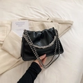 Schwarze glänzende Handtasche mit Falten, Metallkette und Umhängeriemen Detail - Schwarz