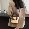 Secchiello retrò crema e marrone con morsetto dorato indossato su outfit casual - Bianco e Marrone