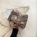 Silberne Metallic-Handtasche mit Falten-Design und doppelter Kette im minimalistischen Stil - Zinnfarbe