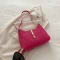 Borsa sottobraccio rosa acceso con fibbia dorata e tracolla a catena su blazer bianco - rosa acceso