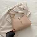 Borsa sottobraccio minimalista in pelle beige a mezzaluna con catena dorata - Cachi