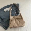 Bolso tote beige con decoración de lazo grande y correas dobles en una vista plana - Caqui