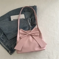 Bolso de hombro de cuero sintético rosa con un gran lazo decorativo y correa larga fina - Rosa