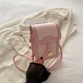 Piccola borsa a tracolla rosa con ciondolo dorato e scritte eleganti in ecopelle moderna - Con Ciondolo / Rosa