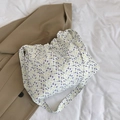 Blumige Kordelzug-Beuteltasche mit lila Tulpenmuster und breitem Schultergurt - Lila