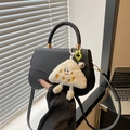 Borsa a tracolla semitonda nera con finiture dorate e ciondolo in peluche - Con Ciondolo / Nero