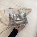 Silberne Metallic-Handtasche mit eleganter Doppelkettenstruktur und Falten-Effekt - Silber