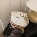 Sac bandoulière beige matelassé chic avec chaîne dorée et fermoir rotatif élégant - Blanc