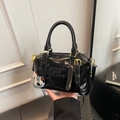 Minimalistische schwarze Lackleder-Handtasche mit goldener Hardware und Anhänger - Mit Anhänger / Schwarz