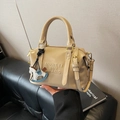 Beige Boston-Handtasche aus Kunstleder mit geprägten Buchstaben und Pferdeanhänger - Mit Anhänger / Khaki
