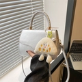 Borsa a sella metallizzata argento con manico intrecciato e ciondolo in peluche - Con Ciondolo / Argento