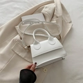 Elegante borsa a tracolla in pelle bianca strutturata con manico e dettagli dorati - Bianco