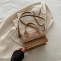 Borsa a trapezio in pelle marrone caramello con manico superiore e tracolla - Cachi