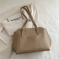 Bolso tote caqui grande con bolsillo frontal y detalles dorados para uso diario - Caqui