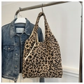 Detalle del bolso tote de pana con estampado de leopardo y bolsa pequeña a juego con gancho - Caqui