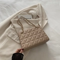 Borsa a tracolla trapuntata beige minimalista con catena dorata stile estivo - Cachi