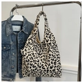 Conjunto de bolso tote de pana con estampado de leopardo y estuche pequeño en una percha - Blanco