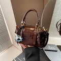 Minimalistische braune Boston-Handtasche mit Glanzfinish und blauem Pferdeanhänger - Mit Anhänger / Braun