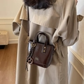 Mini sac cabas marron foncé brillant avec double anse et détail de charme noué - Café avec Pendentif