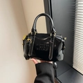 Borsa Boston minimalista in pelle verniciata nera con goffratura e dettagli dorati - senza ciondolo / Nero