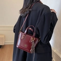 Sac seau en cuir verni bordeaux foncé avec logo doré et détail de cordon tressé - Rouge Ankora Avec Charmes