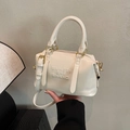 Elegante borsa Boston bianco crema con scritte a rilievo e dettagli dorati - senza ciondolo / Bianco