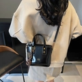 Sac seau chic en cuir PU noir avec finitions dorées et breloque tressée vintage - Noir avec pendentif