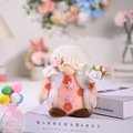 Gnomo a pois rosa con trecce bianche e bouquet di rose per decorazione festa della mamma - Stile Cappello Bianco con Bouquet