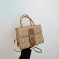 Sac bandoulière chic beige et marron avec relief géométrique et boucle dorée - Kaki