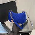 Borsa sottobraccio blu Klein a mezzaluna con trapuntatura a V e catena dorata decorativa - Blu senza Ciondolo