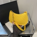 Borsa a mezzaluna giallo senape chic in feltro con trapuntatura a V e catena oro - Giallo senza Ciondolo