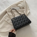 Borsa a tracolla trapuntata nera con cuciture geometriche e catena dorata - Nero