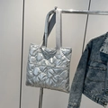 Bolso tote acolchado plateado metalizado con gran capacidad y correas para el hombro - Plateado