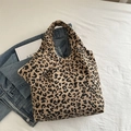 Leopard-Cord-Tasche Set mit passender kleiner Tasche auf weißem Stoffhintergrund - Khaki