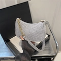 Borsa a spalla grigia trapuntata a mezzaluna con catena dorata in tessuto - Grigio senza ciondolo