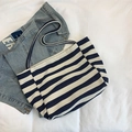 Borsa tote in tela a righe bianche e blu con manici blu scuro per uno stile casual - Blu