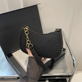Borsa hobo nera in feltro con cuciture a V e una grossa catena dorata alla moda - Nero